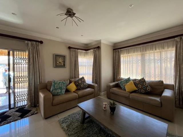 5 Bedroom House in Roylglen Gardens