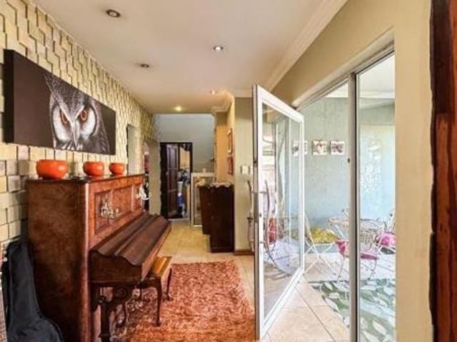 5 Bedroom House in Roylglen Gardens