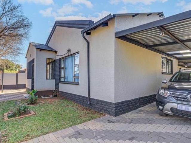 5 Bedroom House in Roodepoort North