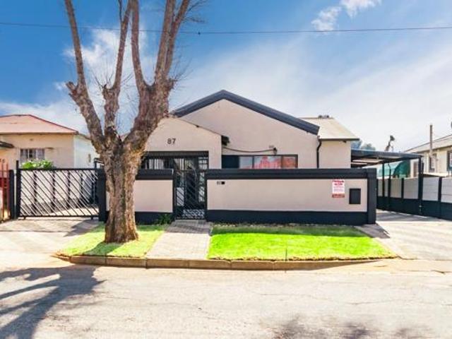 5 Bedroom House in Roodepoort North