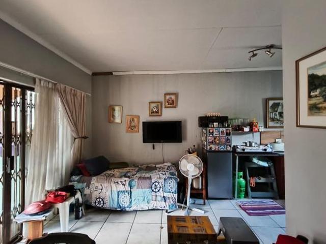 5 Bedroom House in Roodia