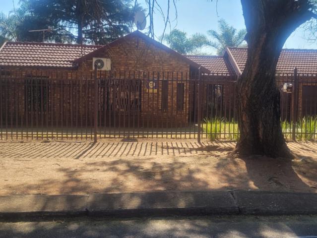 5 Bedroom House in Rooihuiskraal