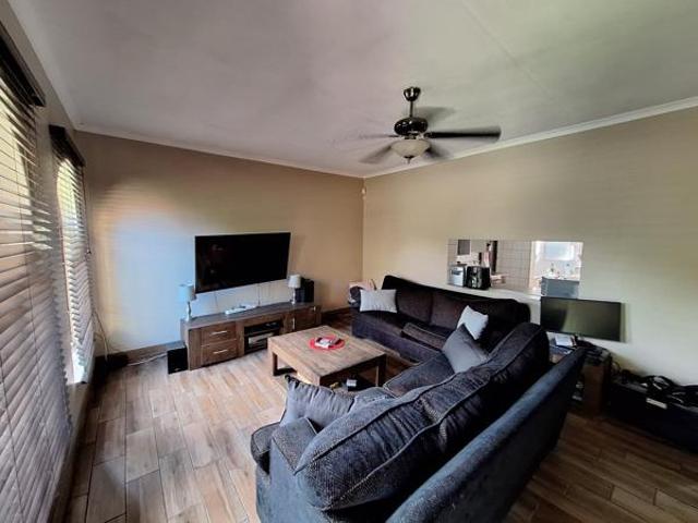 5 Bedroom House in Rooihuiskraal