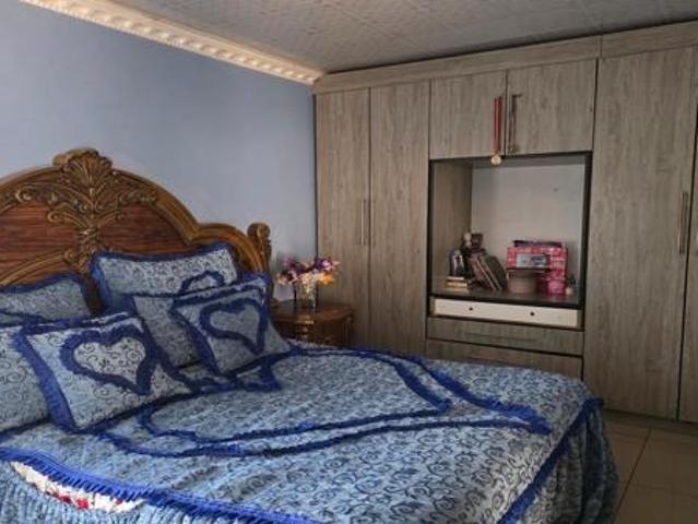 5 Bedroom House in Riverside Estate