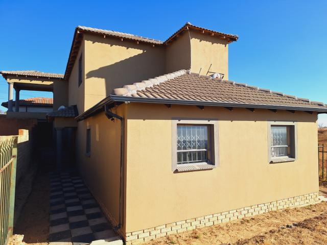 5 Bedroom House in Riverside View