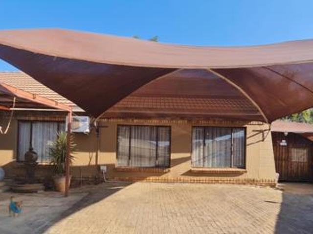 5 Bedroom House in Waterval East