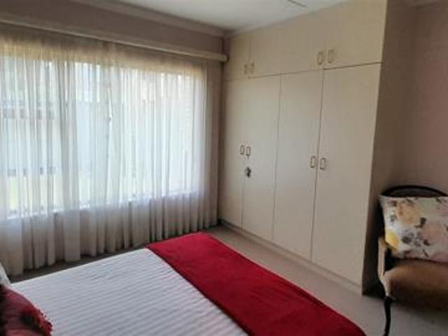 5 Bedroom House in Wavecrest