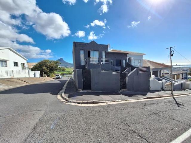 5 Bedroom House in Walmer Estate