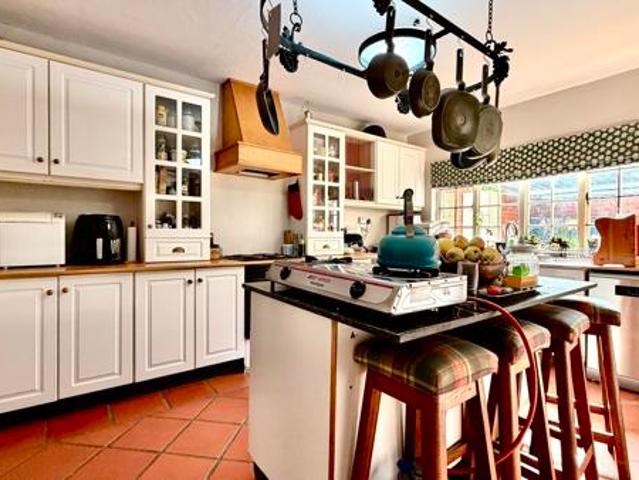 5 Bedroom House in Wembley