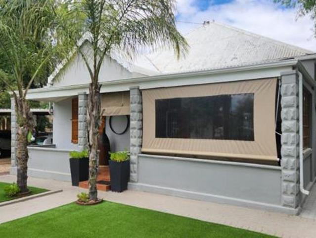 5 Bedroom House in West Bank