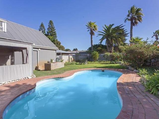 5 Bedroom House in West Beach