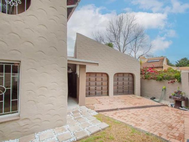5 Bedroom House in Wilgeheuwel