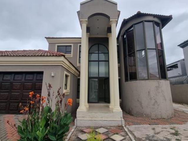 5 Bedroom House in Thornhill