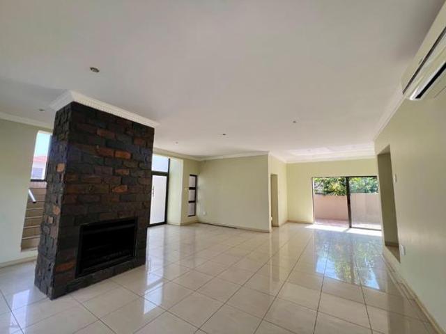 5 Bedroom House in Thornhill