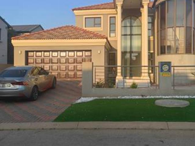 5 Bedroom House in Thornhill