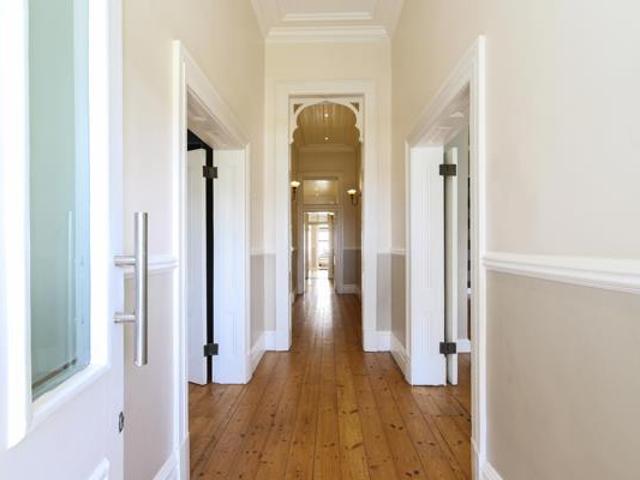 5 Bedroom House in Three Anchor Bay