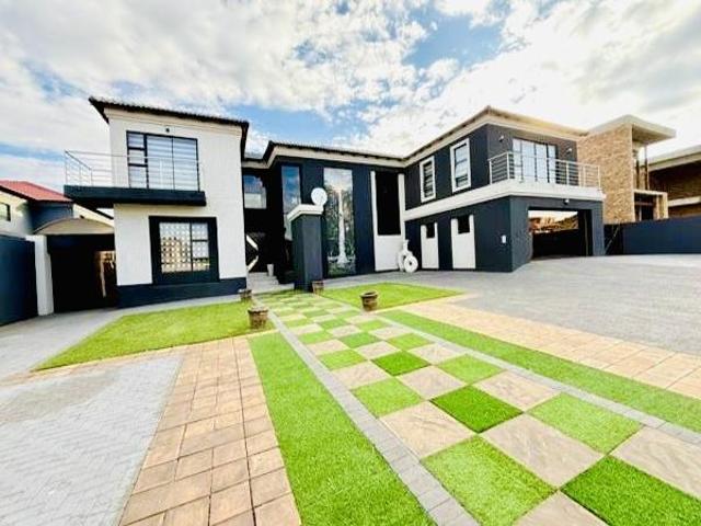 5 Bedroom House in Three Rivers East