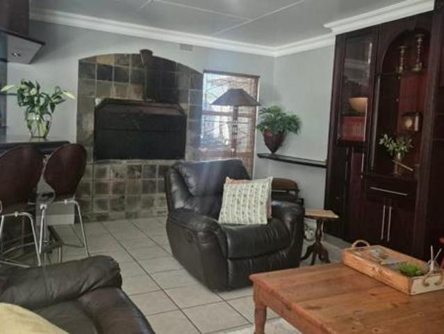 5 Bedroom House in Universitas
