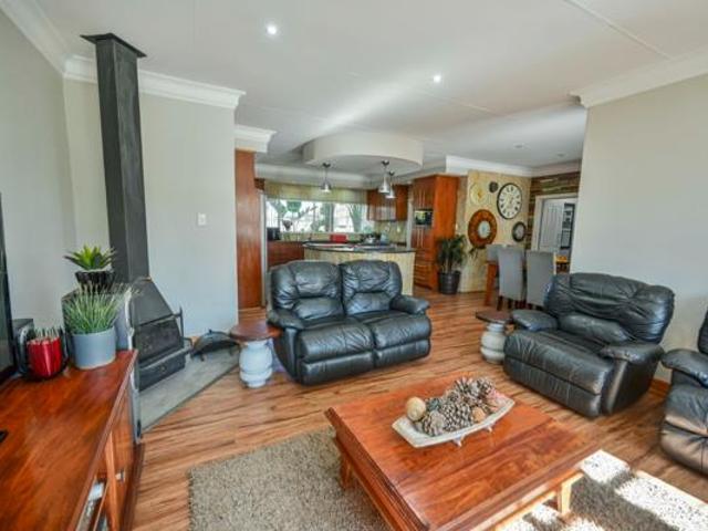 5 Bedroom House in Universitas