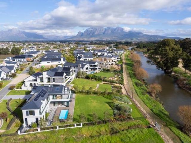 5 Bedroom House in Val de Vie Estate