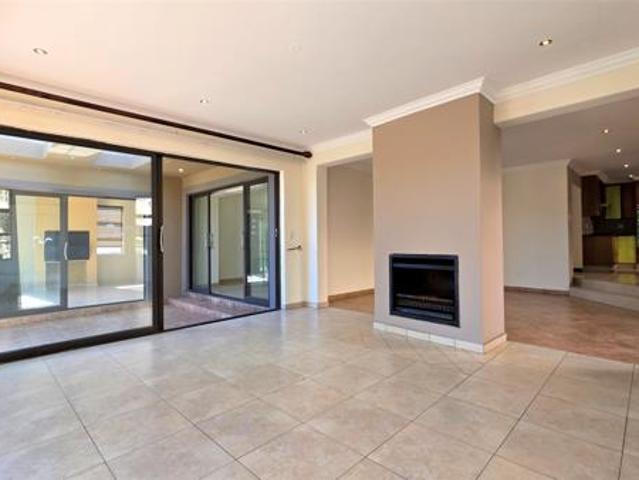 5 Bedroom House in Valley View Estate