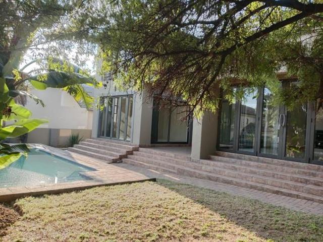 5 Bedroom House in Valley View Estate