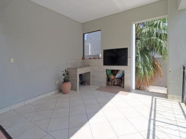 5 Bedroom House in Valley View Estate