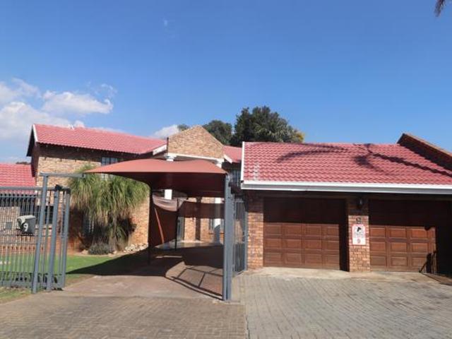 5 Bedroom House in Van Riebeeck Park