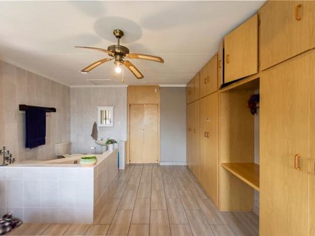 5 Bedroom House in Vredenburg
