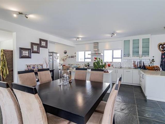 5 Bedroom House in Pearl Bay