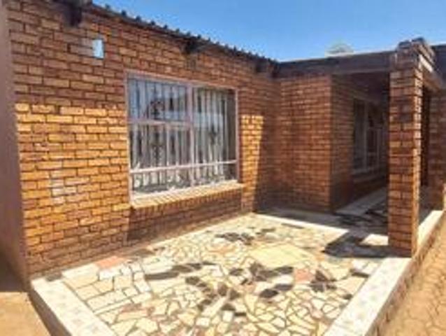 5 bedroom house on the market in vosloorus