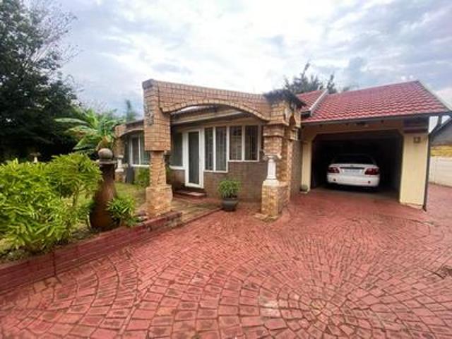 5 bedroom house with a cottage on th.