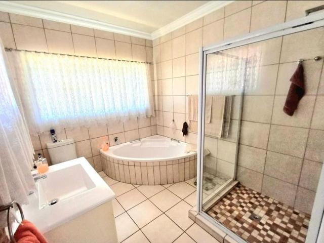 5 Bedroom House To Rent in Tulisa Park