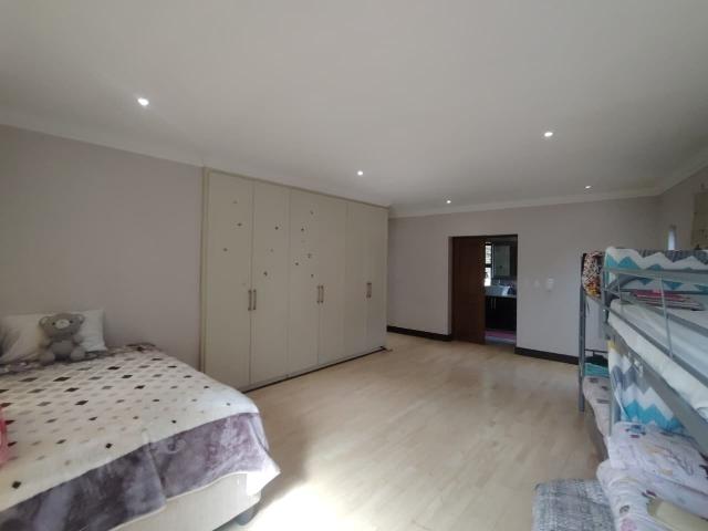 5 Bedroom House To Rent in Bryanston