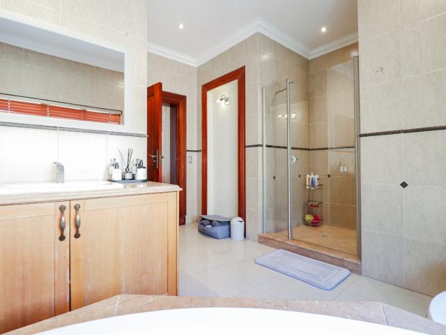 5 Bedroom House To Rent in Bryanston