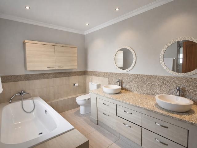 5 Bedroom House To Rent in Silver Lakes Golf Estate