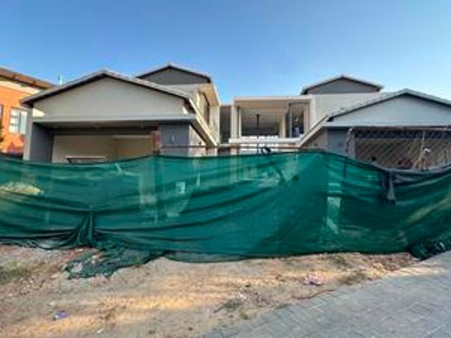 5 bedroom home in copperleaf golf estate