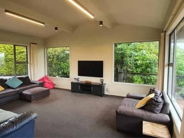 5 Bedroom Oasis in Maungaraki