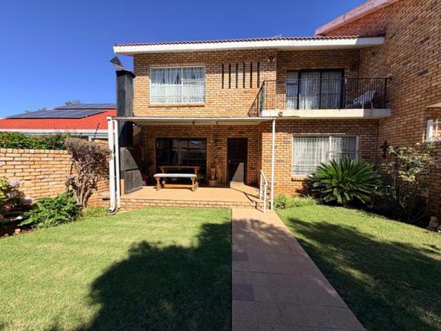 5 Bedroom Townhouse in Memorial Road Area