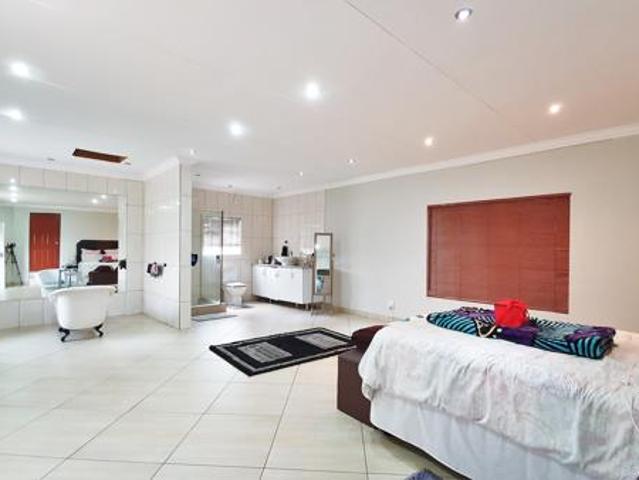 5 Bedroom Townhouse in Stonehenge