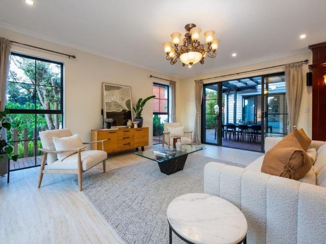 5 Bedrooms on Rothesay Bay Rd