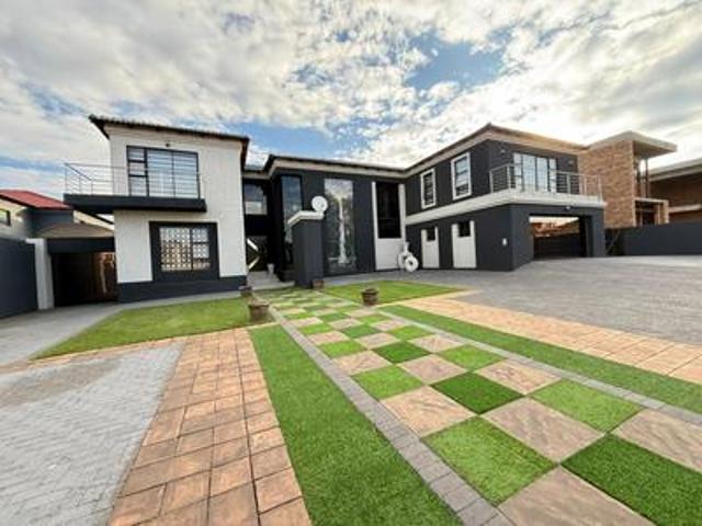 5 bedrooms house for rent in three r.
