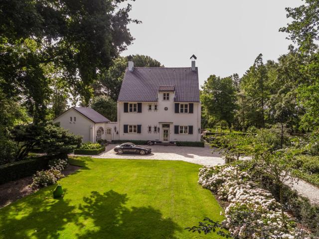 5 bedrooms vrijstaande woning Surface Area: 348m2