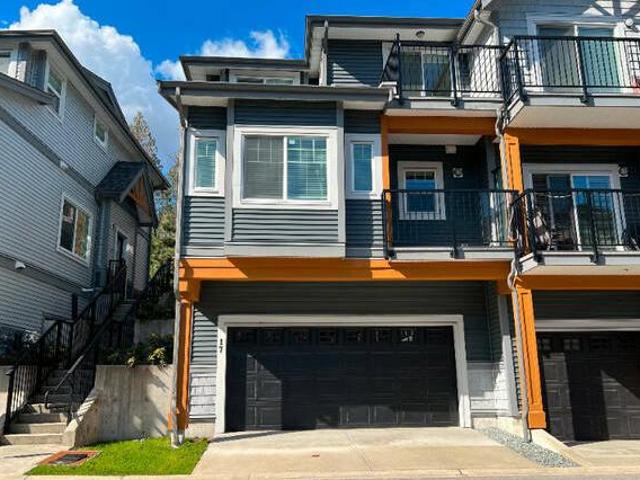 5 beds 3 full baths Townhouse for Rent