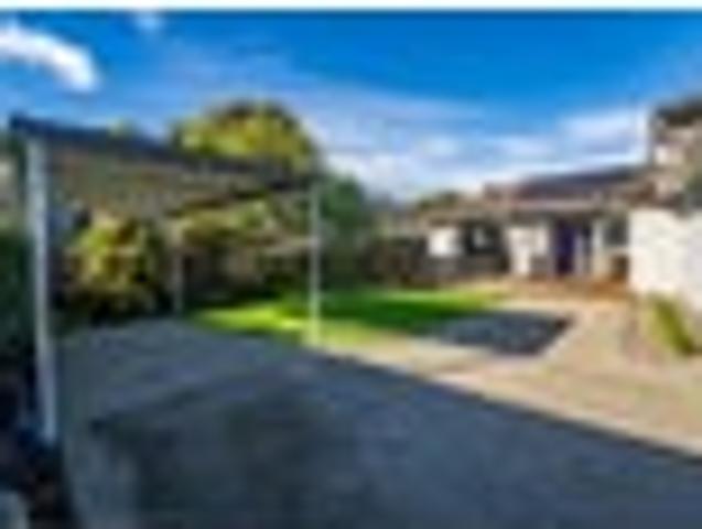 5 Beds 2 Baths 2 Living = The Perfect Family Home?
