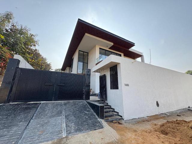 5 BHK Villa in Radhey Mohan Drive for resale New Delhi. The reference number is 19274982