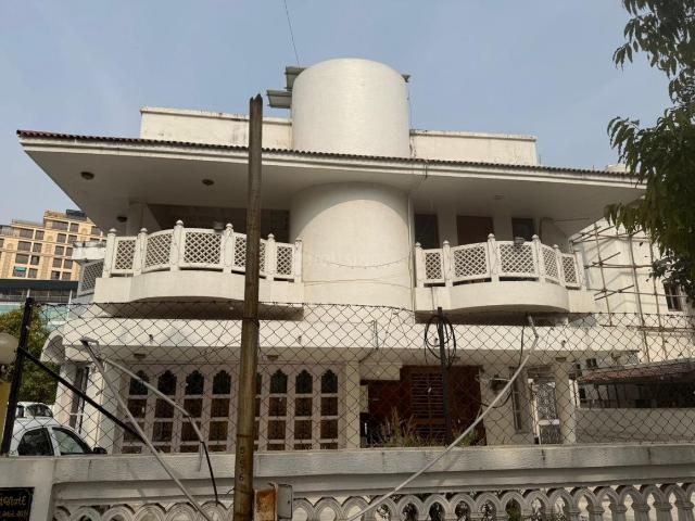 5 BHK Villa in Satellite for resale Ahmedabad. The reference number is 19754799