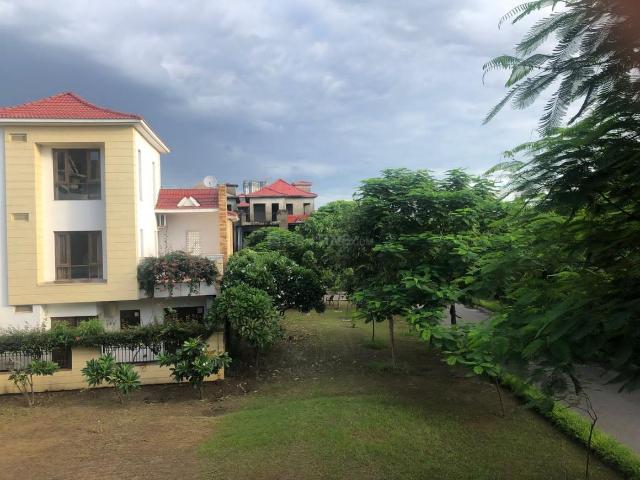 5 BHK Villa in Sector 128 for resale Noida. The reference number is 20606038
