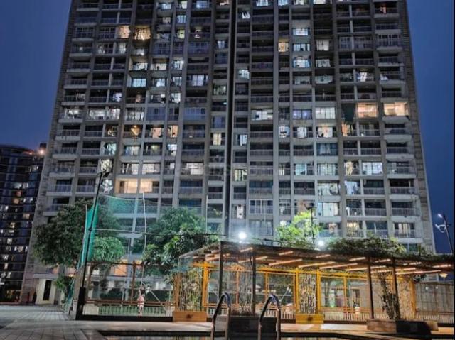 5 BHK Apartment in Kandivali West for resale Mumbai. The reference number is 18984635