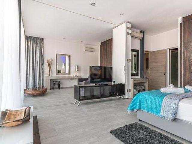 5 BHK Apartment in Juhu for rent Mumbai. The reference number is 19850099